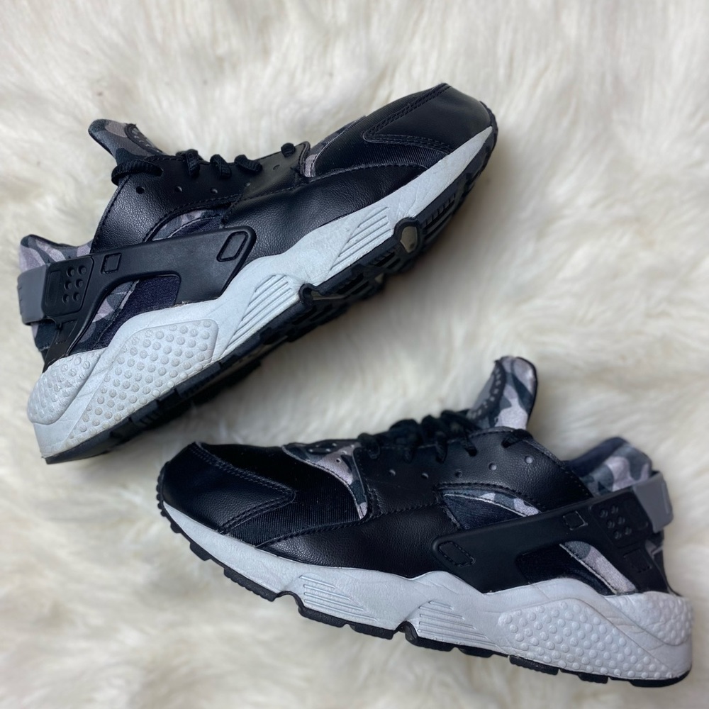WMNS AIR HUARACHE RUN PRINT SIZE 9.5 (fit more like a size 9)